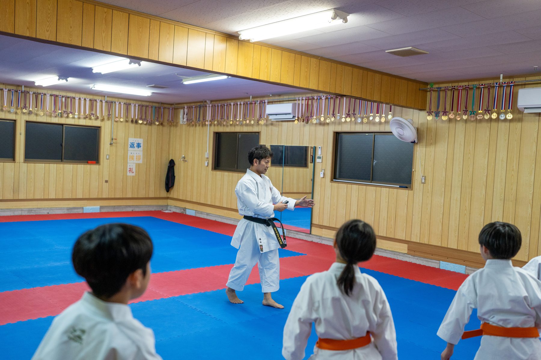 指導者と子どもたちの稽古風景