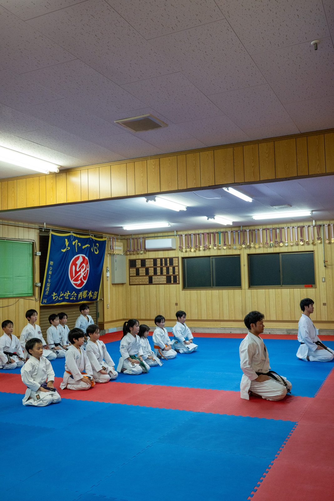 西郷教室で正座する子どもたちと指導者